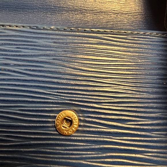 LOUIS VUITTON Blue Epi Wallet - Unisex - Picture 10 of 14